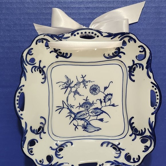 Set of 3 Vintage Lillian Vernon Blue White Porcelain Floral Reticulated Plates - Picture 3 of 10